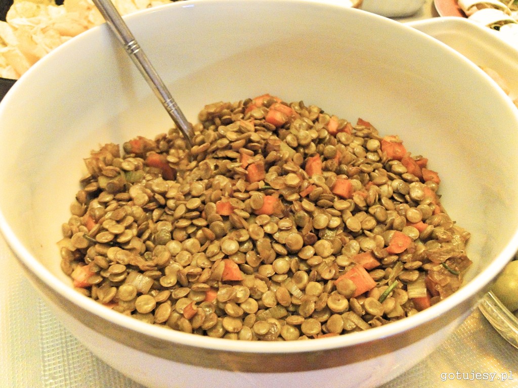 sałatka z soczewicą z warzywami
