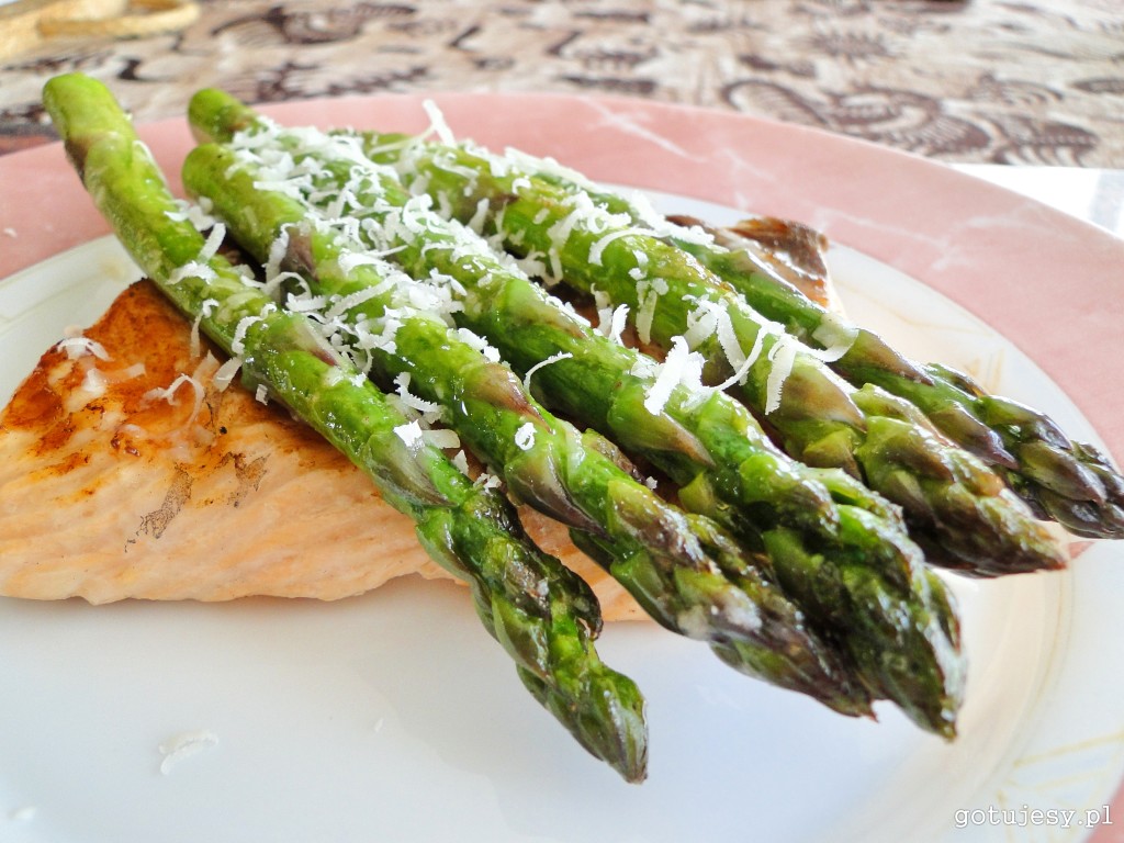 łosoś_ze_szparagami_gotujesy