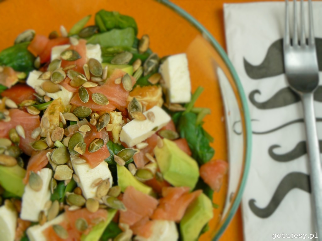 Sałatka ze szpinakiem, łososiem, awokado, pomarańczą, mozzarellą i dressingiem miodowo-musztardowym