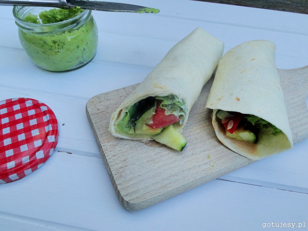 Wrapy z warzywami z pastą z bobu
